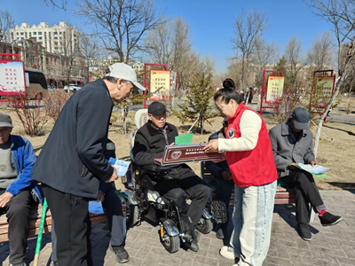 佳木斯市东风区禁毒办开展“4·15”全民国家安全教育日禁毒主题宣传活动(图2) 佳木斯市东风区禁毒办开展“4·15”全民国家安全教育日禁毒主题宣传活动(图2)