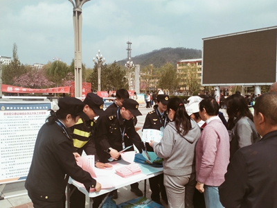 陕西麟游交通综合执法部门联合开展普法宣传   提升群众安全意识(图2)