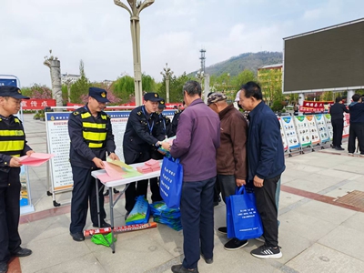 陕西麟游交通综合执法部门联合开展普法宣传   提升群众安全意识(图1)