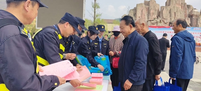 陕西麟游交通综合执法部门联合开展普法宣传   提升群众安全意识(图3)