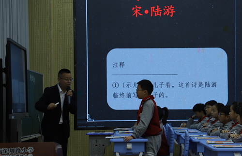 跨域携手深研文本 聚焦课堂共话设计——湖北省郭玲名师工作室联合教研活动在宜昌市深圳路小学成功举办(图1)