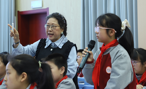 跨域携手深研文本 聚焦课堂共话设计——湖北省郭玲名师工作室联合教研活动在宜昌市深圳路小学成功举办(图2)