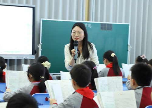 跨域携手深研文本 聚焦课堂共话设计——湖北省郭玲名师工作室联合教研活动在宜昌市深圳路小学成功举办(图4)