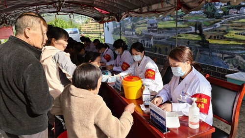 送医送药到乡村 为民服务显真情(图1)