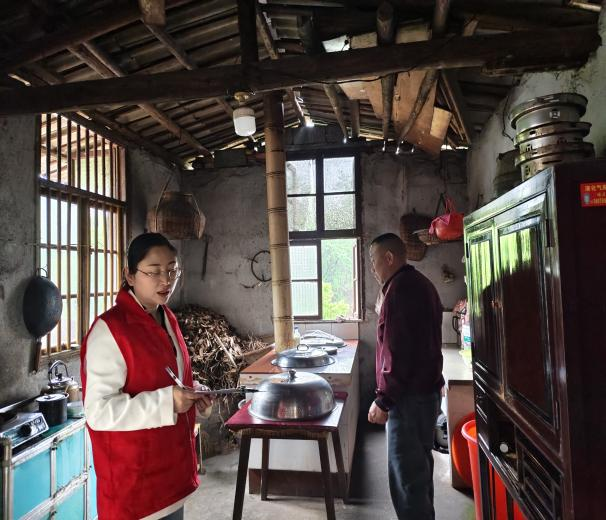 赫山区“暖心厨房”项目全面启动 困难家庭厨房改造需求摸排有序推进(图2)