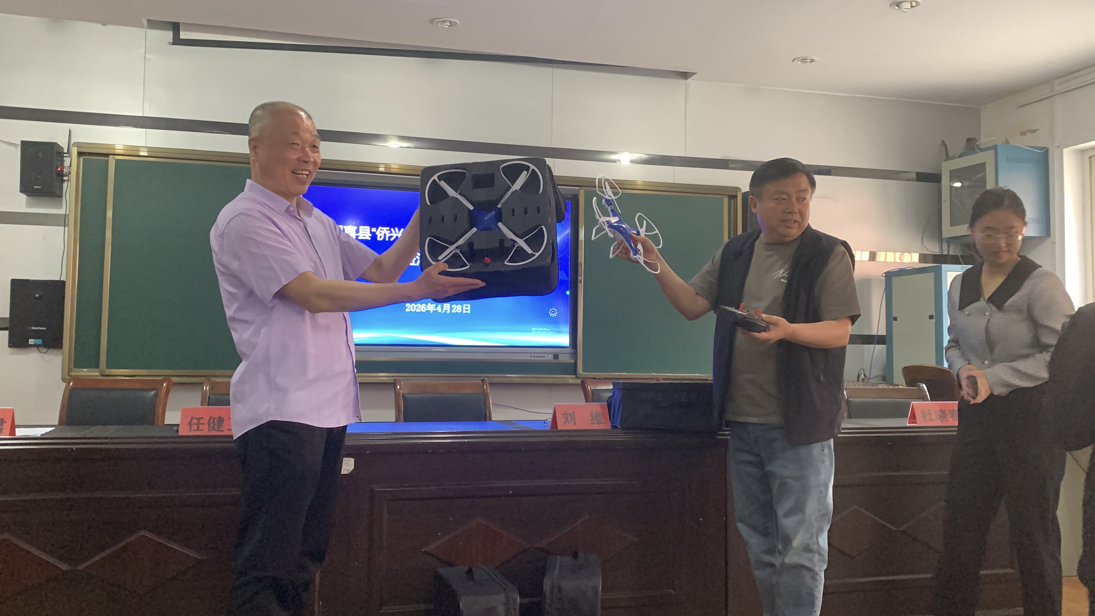 山西闻喜县侨联举行“侨兴乡村科技 同心助学筑梦”  公益捐赠活动(图1)