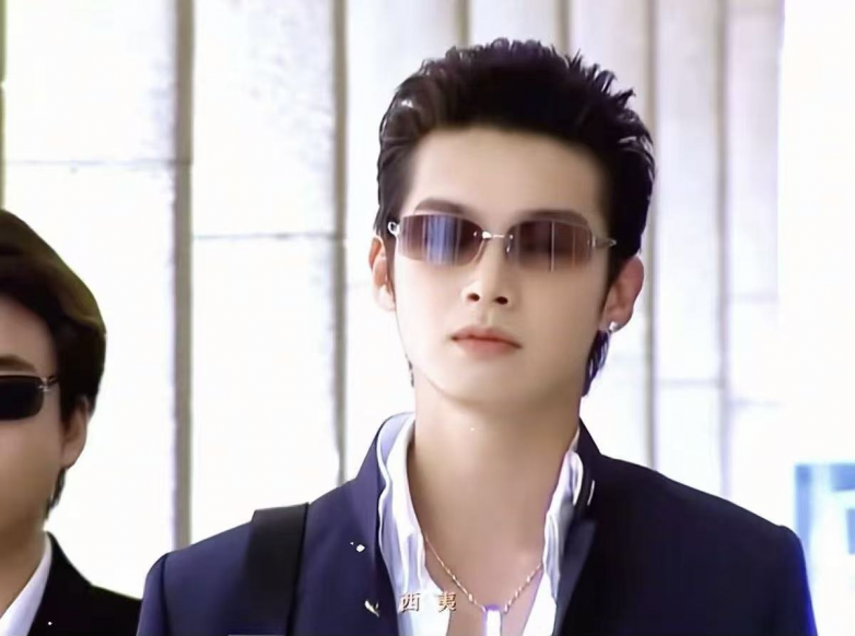 辰亦儒亚瑟王造型亮相厦门，厦门园博苑花灯乐园把“青春回忆”搬进五一夜色里(图1)