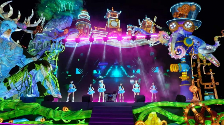 辰亦儒亚瑟王造型亮相厦门，厦门园博苑花灯乐园把“青春回忆”搬进五一夜色里(图7)