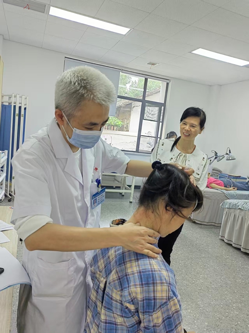 白发仁心守基层 大医精诚济苍生(图2)