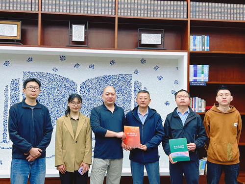 赣北无线电监测中心携手昌江森林图书馆开展517世界电信日捐书活动(图3) 赣北无线电监测中心携手昌江森林图书馆开展517世界电信日捐书活动(图3)