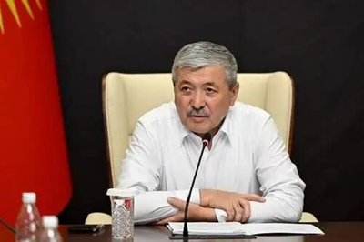 5月29日，吉尔吉斯斯坦总理阿迪尔别克·卡西马利耶夫在首都比什凯克会见湖南环球南方实业有限公司董事长何如球、总经理刘迎可及企业代表团，双方围绕经贸投资、矿产资源开发等领域合作进行了深入交流。  吉尔吉(图1)