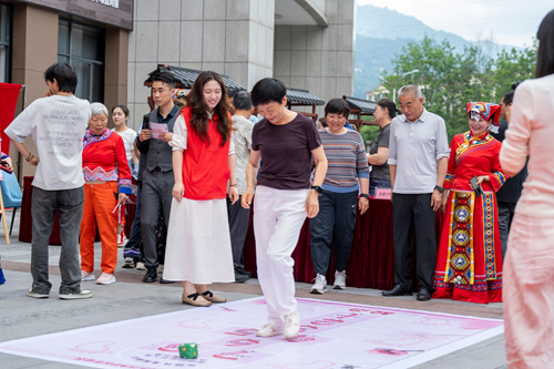 文明实践润山城 幸福新风满五峰(图2)