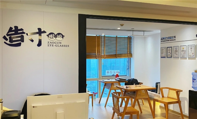 青岛配眼镜怎么选：从验光到售后，几家常见门店形态与选择思路(图1)