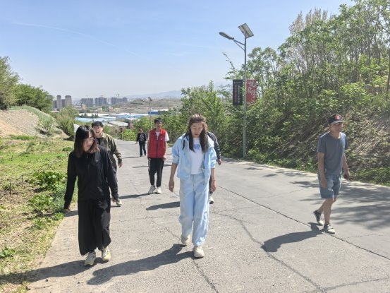 仓房沟街道仓欣社区开展 “绿色运动——健步走”活动(图3)