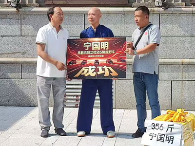 长春惊现“人体奇迹”：62岁大师以“外肾”之力，牵引10吨车队创世界纪录(图1)