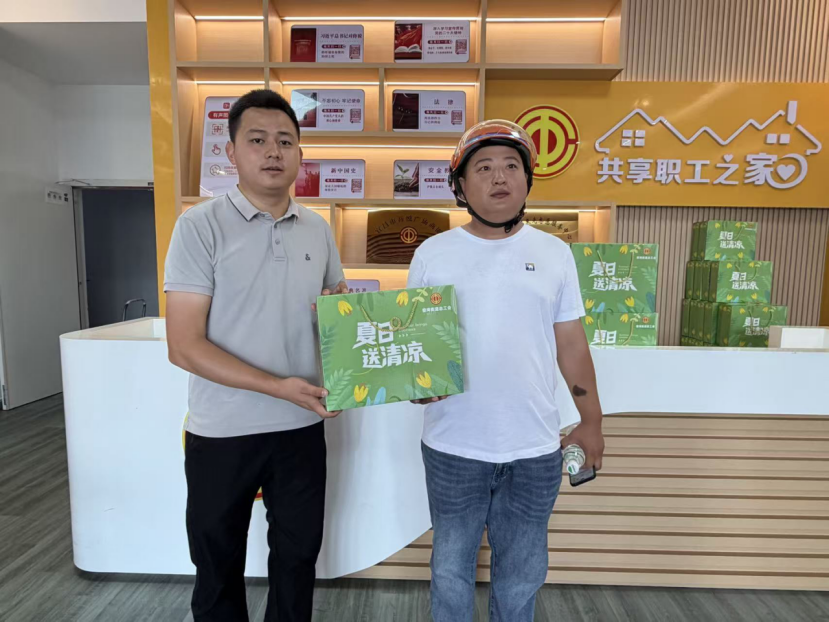 夏日送清凉 关爱在身边  金斗山社区联合吾悦商圈工会为一线劳动者送去防暑关怀(图3)