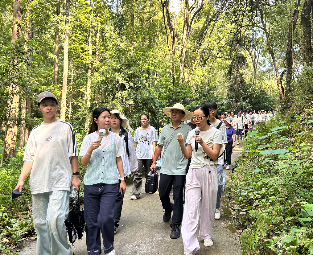 探秘植物瑰宝 植根生态理念 ——长江大学、中国地质大学师生赴三峡植物园开展暑期实践(图1) 探秘植物瑰宝 植根生态理念 ——长江大学、中国地质大学师生赴三峡植物园开展暑期实践(图1)