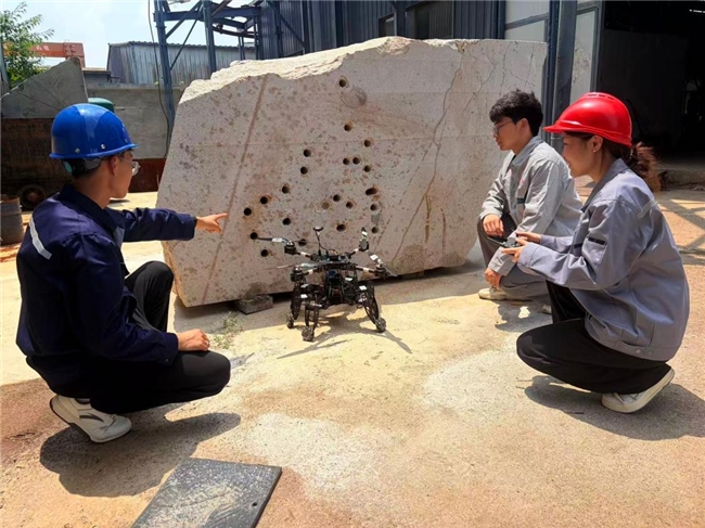 轮足翼机器人挺进化工高危区(图2)