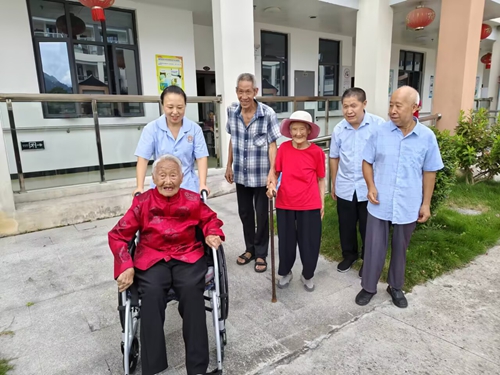 八一遇九旬,长春村这场“双庆”聚会暖人心(图1) 八一遇九旬,长春村这场“双庆”聚会暖人心(图1)