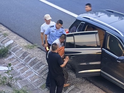 昼夜攻坚全力搜救 警民联动助老人平安归家(图5)
