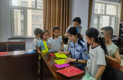 警营护童心 “警”彩伴暑假——绛县公安第三期警娃暑期托管班温情满溢(图2)