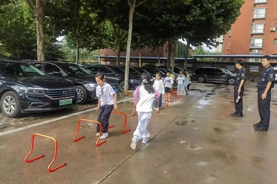 警营护童心 “警”彩伴暑假——绛县公安第三期警娃暑期托管班温情满溢(图3)