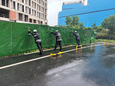 南京江宁城管严阵以待，守护城市安全度台风(图1)