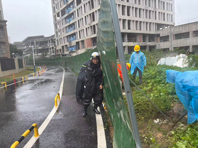 南京江宁城管严阵以待，守护城市安全度台风(图2)