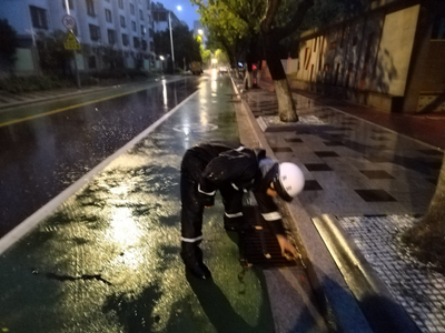 南京江宁城管严阵以待，守护城市安全度台风(图4)