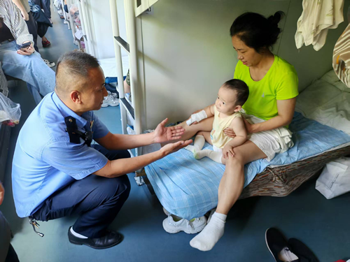 坚守岗位担使命 齐齐哈尔客运段李磊以赤诚情怀守护暑运旅客安康旅程(图1)