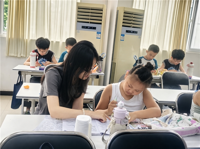 绿色课堂进社区 山大青年播撒生态种子(图1)