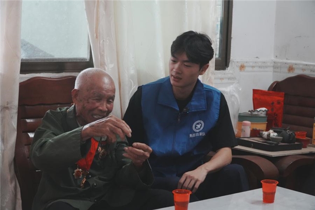 赓续烽火记忆：佛大学子寻访上帅镇两代老兵(图1)