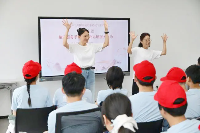 从“比划生疏”到“流畅对话”：武汉这场手语课，把“无障碍”种进少年心里(图1)