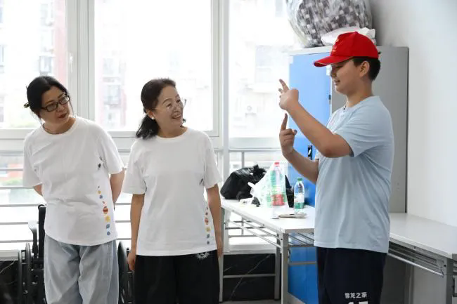 从“比划生疏”到“流畅对话”：武汉这场手语课，把“无障碍”种进少年心里(图2)