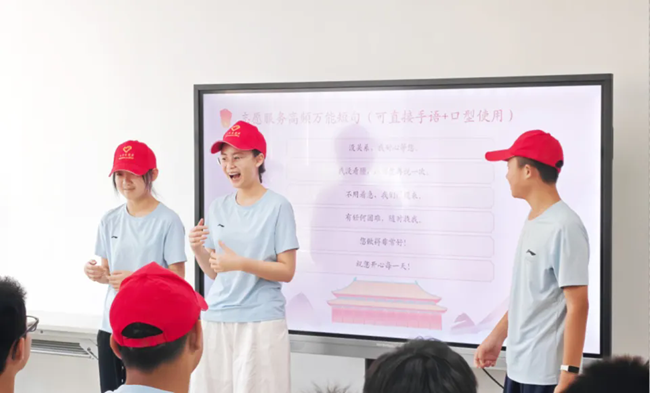 从“比划生疏”到“流畅对话”：武汉这场手语课，把“无障碍”种进少年心里(图3)