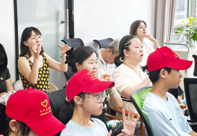 从“比划生疏”到“流畅对话”：武汉这场手语课，把“无障碍”种进少年心里(图4)