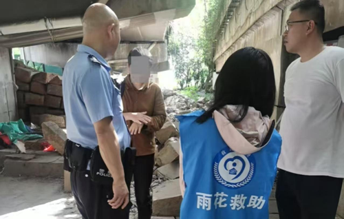 雨花救助温情守护 助流散人员就医治疗(图2) 雨花救助温情守护 助流散人员就医治疗(图2)