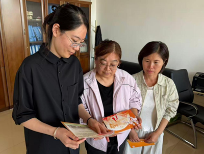 一张文创贺卡感恩教职工 盘锦弘毅中学与家委会打造和谐家校共育新局面(图1)