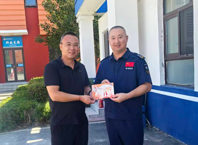 一张文创贺卡感恩教职工 盘锦弘毅中学与家委会打造和谐家校共育新局面(图3)