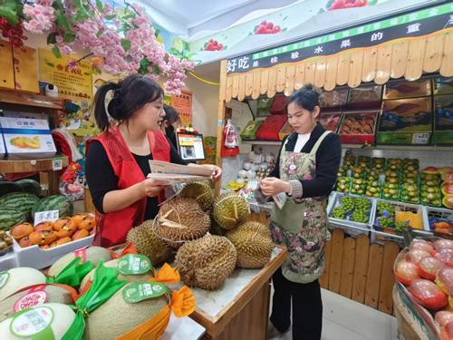  垃圾分类进商户 文明理念入民心——西湖社区联动部门开展垃圾分类志愿服务活动(图3)