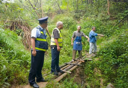 群防群治筑防线 隐患速除保畅通——江綦高速高效处置山体落石隐患并奖励一线哨兵(图1)